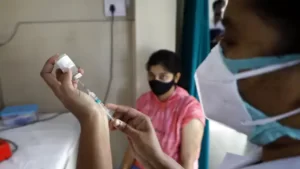 दुनिया में कोरोना का खतरा: 5.86 लाख नए केस, चीन में दर्द-बुखार की दवाओं के लिए फैक्ट्रियों तक कतारें