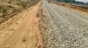 का असर: डामर महंगा, गिट्टी बिछाकर अधूरी छोड़ दी सड़क